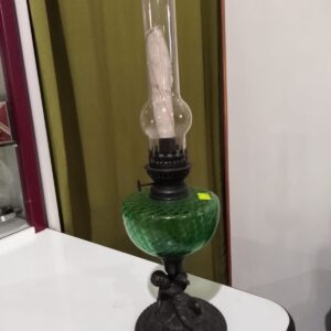 Vecchia lampada a petrolio in vetro e metallo